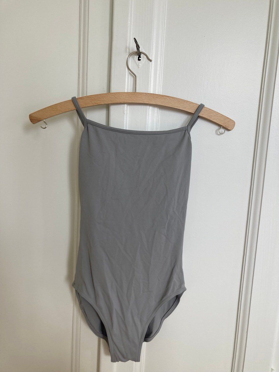 Bloch Trainer, Turnhosen & -trikots: Justaucorp Bloch gris pour danse – Gebraucht aus La Tour-de-Peilz von vve_nm8c