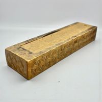 Plumier français ancien en bois sculpté, décoré de hexafoils