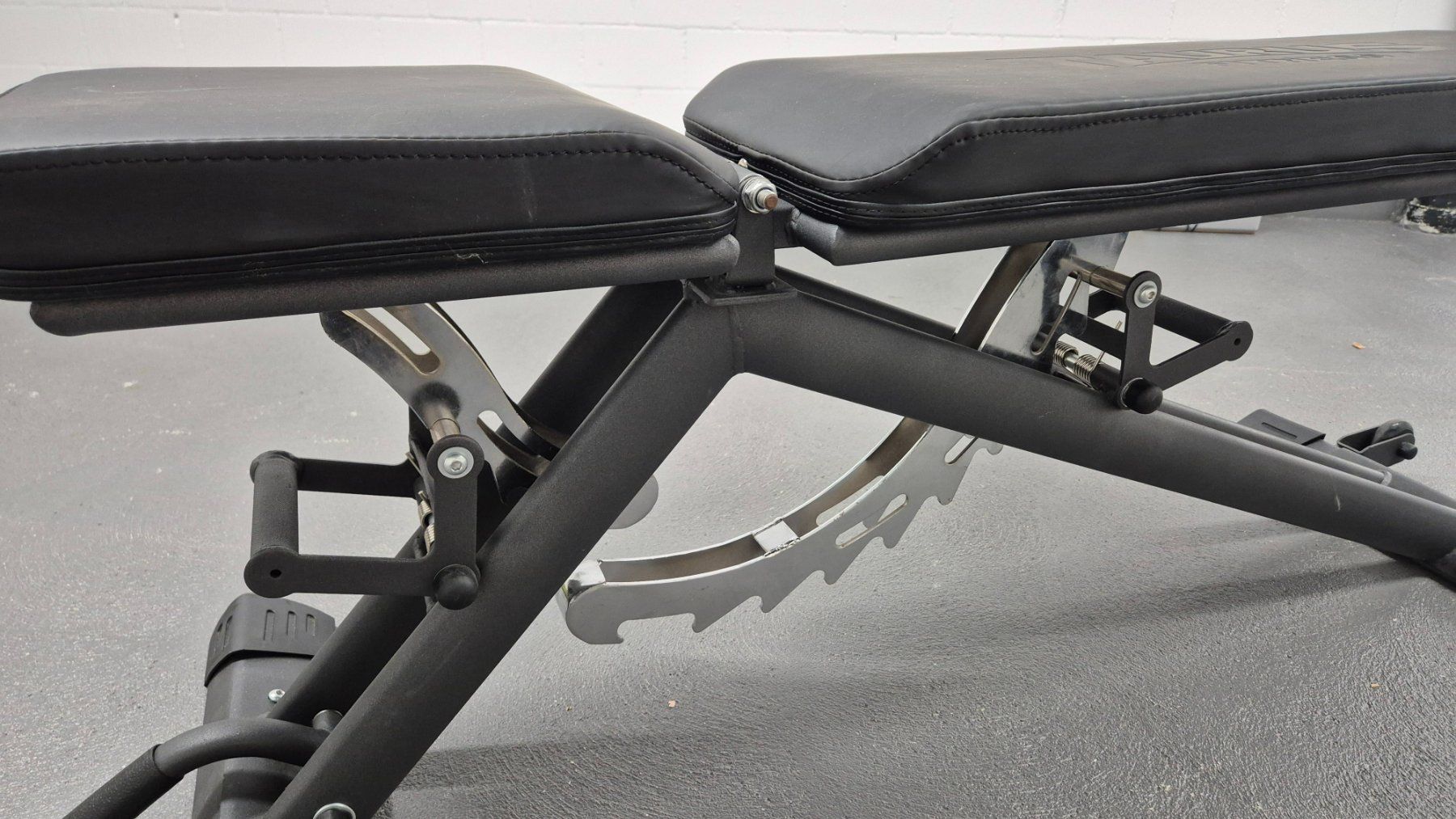 Taurus Vélos d'appartement: Taurus Hantelbank B900 – D'occasion à Baar par Rhildi 1
