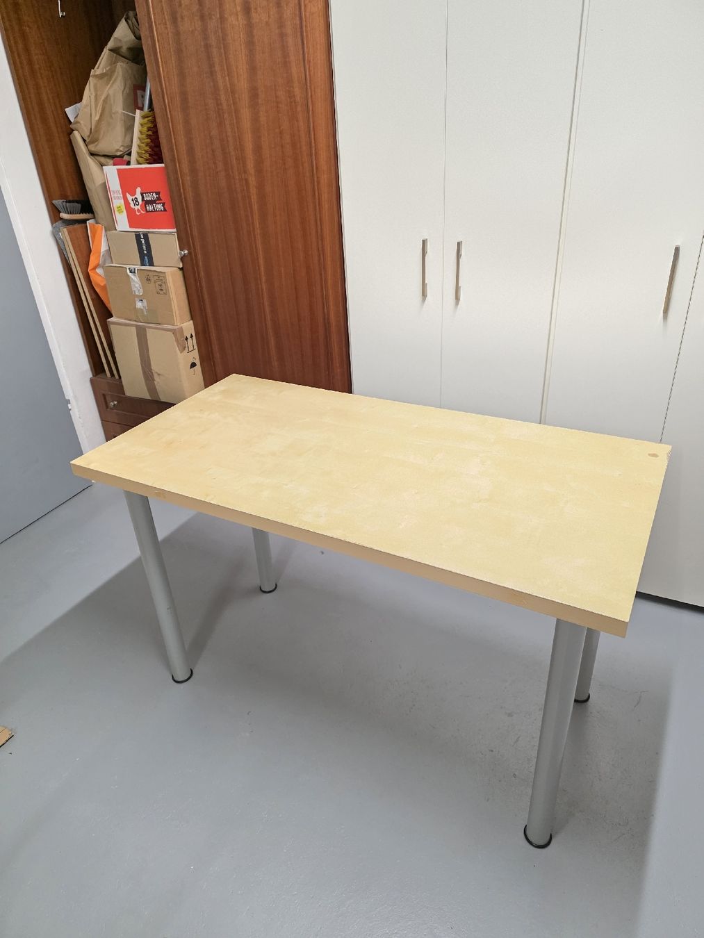 Scrivanie: Schreibtisch hell 120x60cm mit Metallbeinen – Usato da Küsnacht ZH venduto da jan_8gpd 1