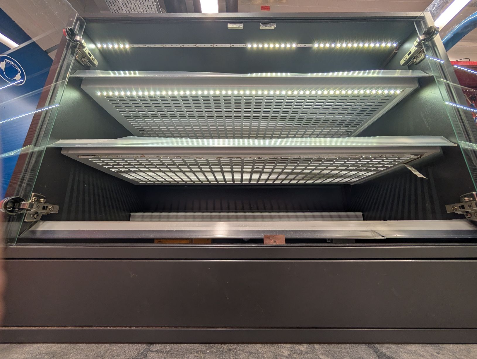 Humidor per sigari: Grosser, stabiler Humidor abschliessbar – Usato da Derendingen venduto da AssaAbloy 5
