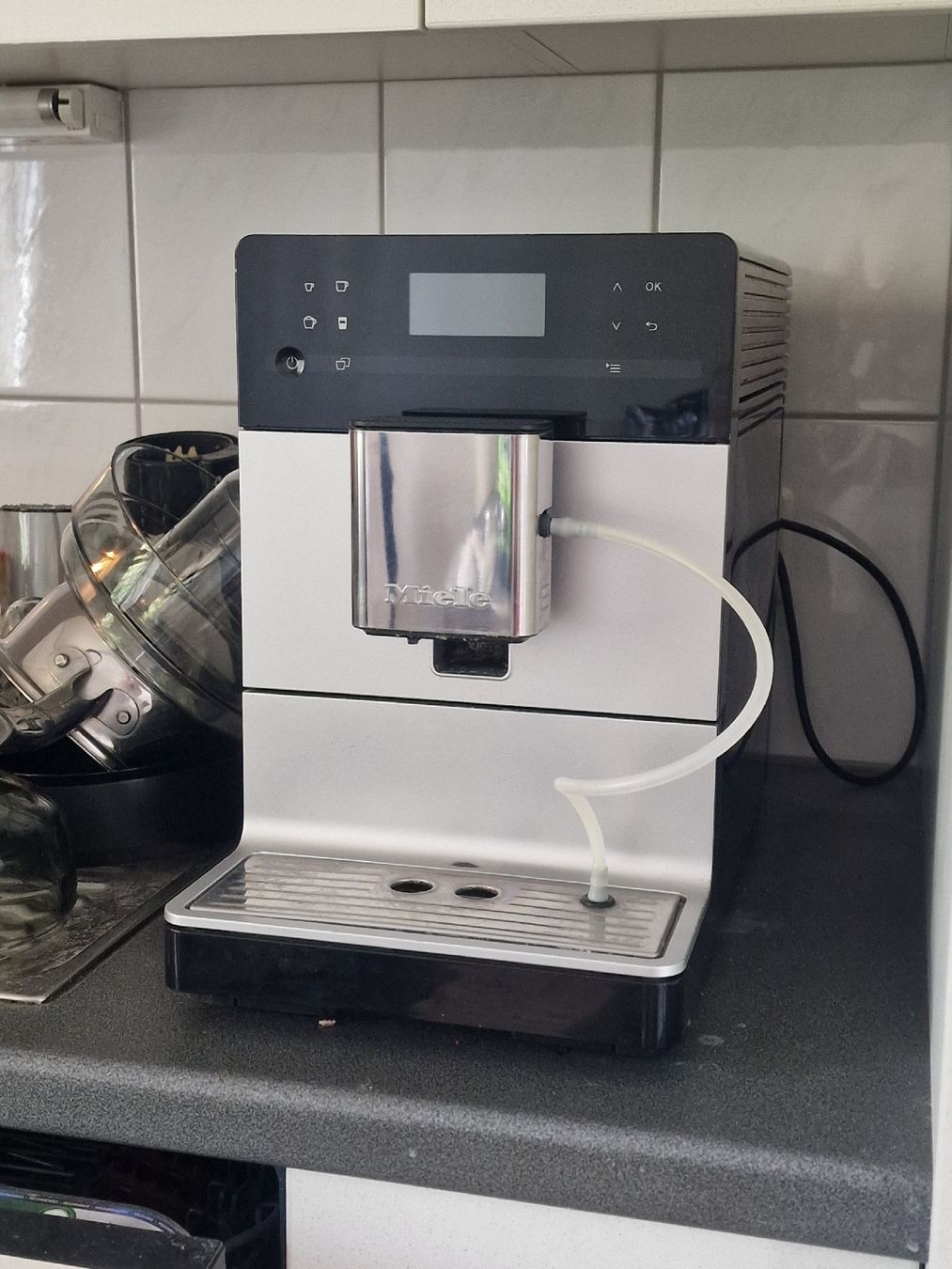 Miele Machines à café & Machines à expresso: Miele Kaffeevollautomat  – D'occasion à Menznau par CS1.6 1