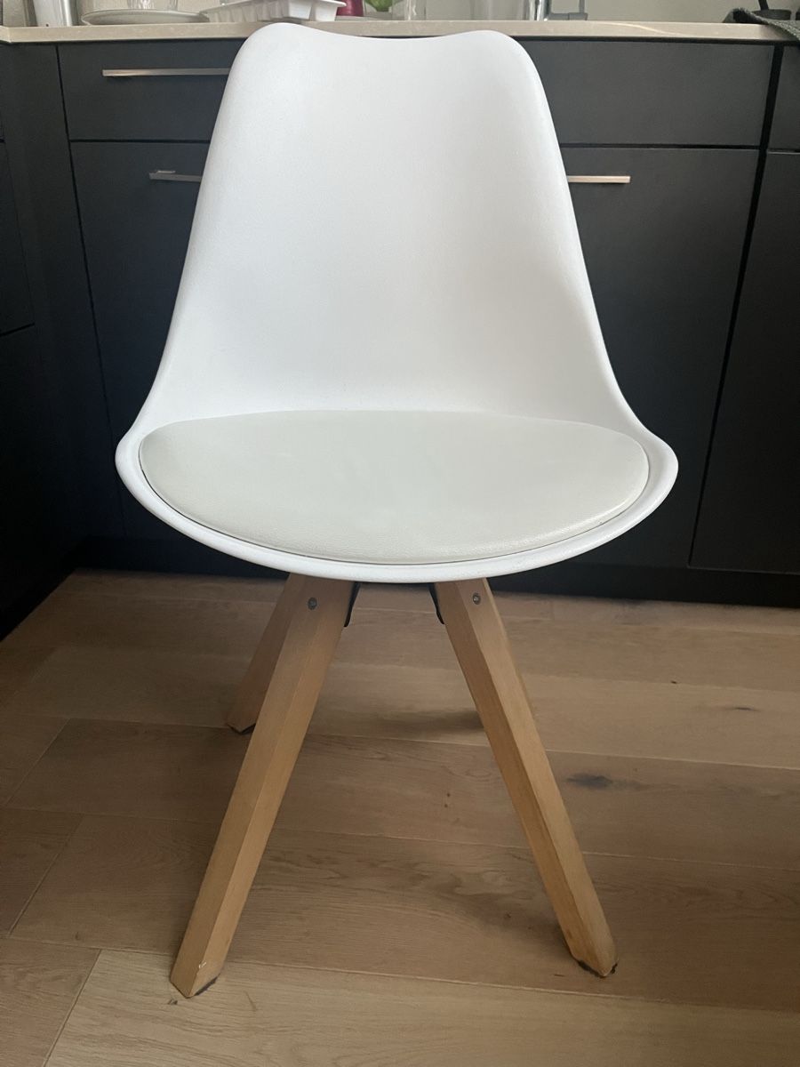 Stühle: 4x Stuhl weiss mit Holzbeinen – Gebraucht aus Bern von nin_6j5b