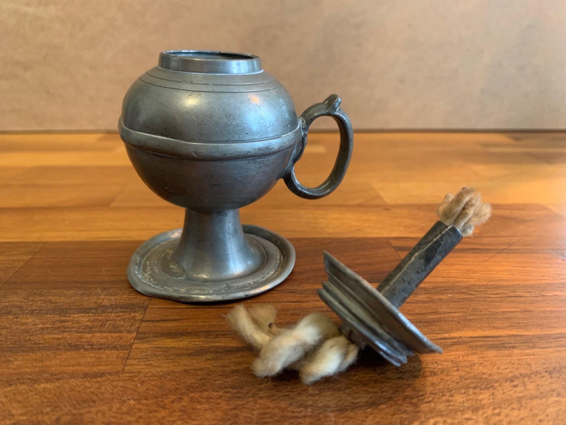 Lampade: Öllampe aus Zinn – Usato da Winterthur venduto da sommer_2019 2