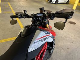Hypermotard 950 SP con accessori, come nuova 
