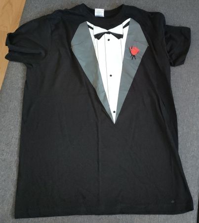 Cooles T-Shirt mit Smoking Aufdruck - Perfekt für Partys