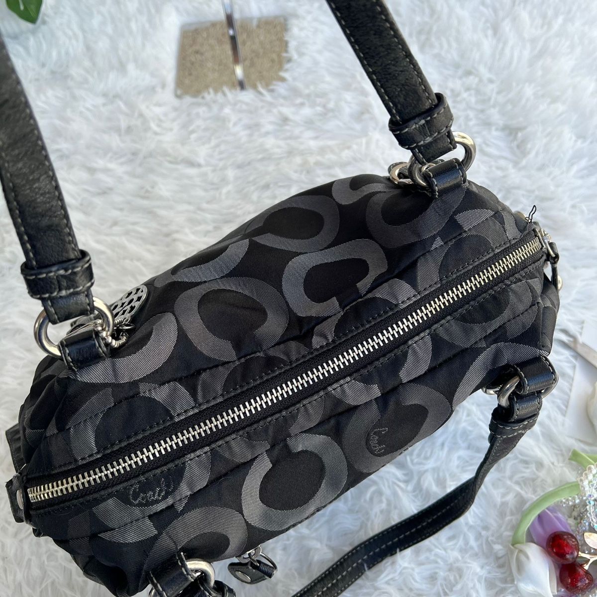 Coach Taschen für Damen: Schwarze Coach Handtasche mit Muster, neuwertig! – Gebraucht aus Eggenwil von CNSRVINTAGE 3