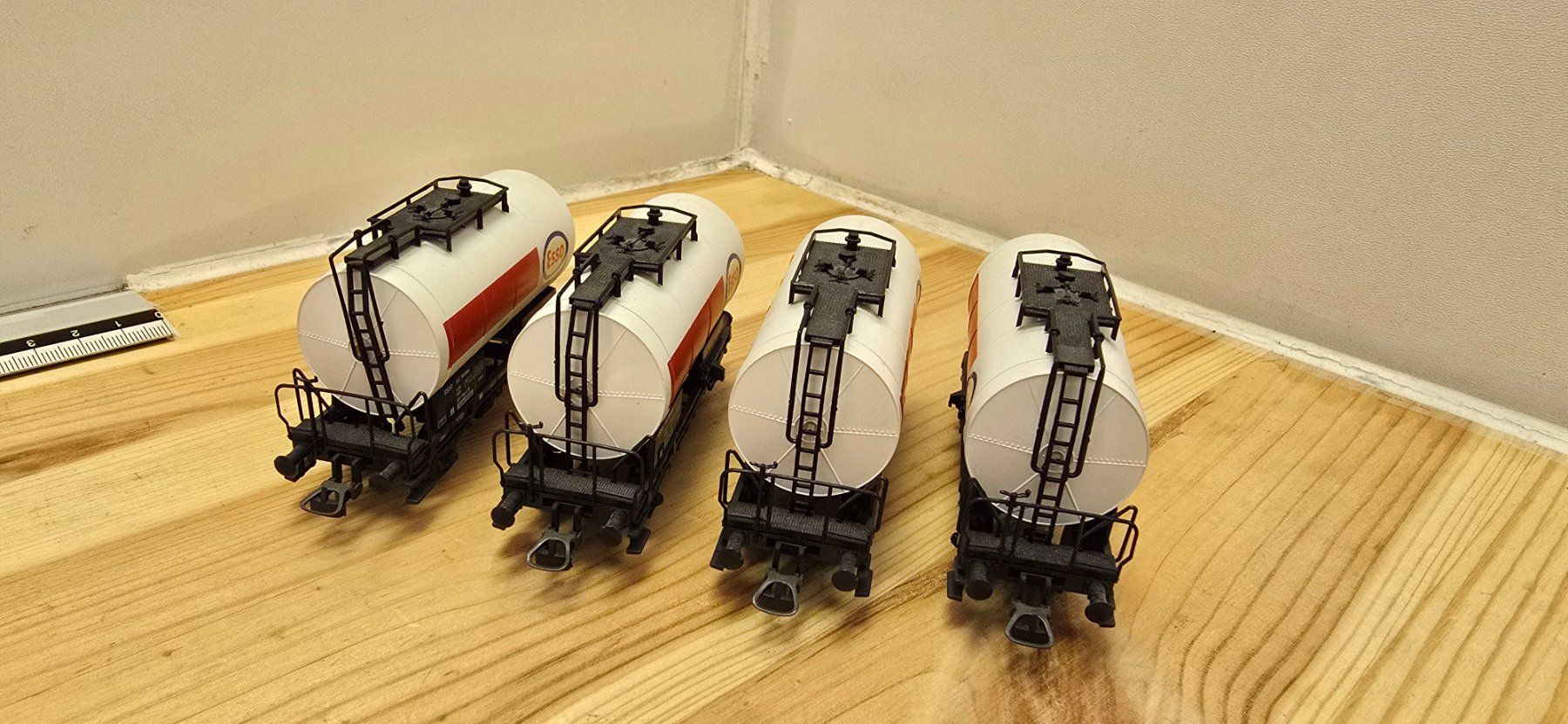 Roco Modellini di ferrovie: 4er Set Roco 4336 B Kesselwagen Esso – Nuovo (secondo la descrizione) da Büsserach venduto da ModellbahnDepot 4