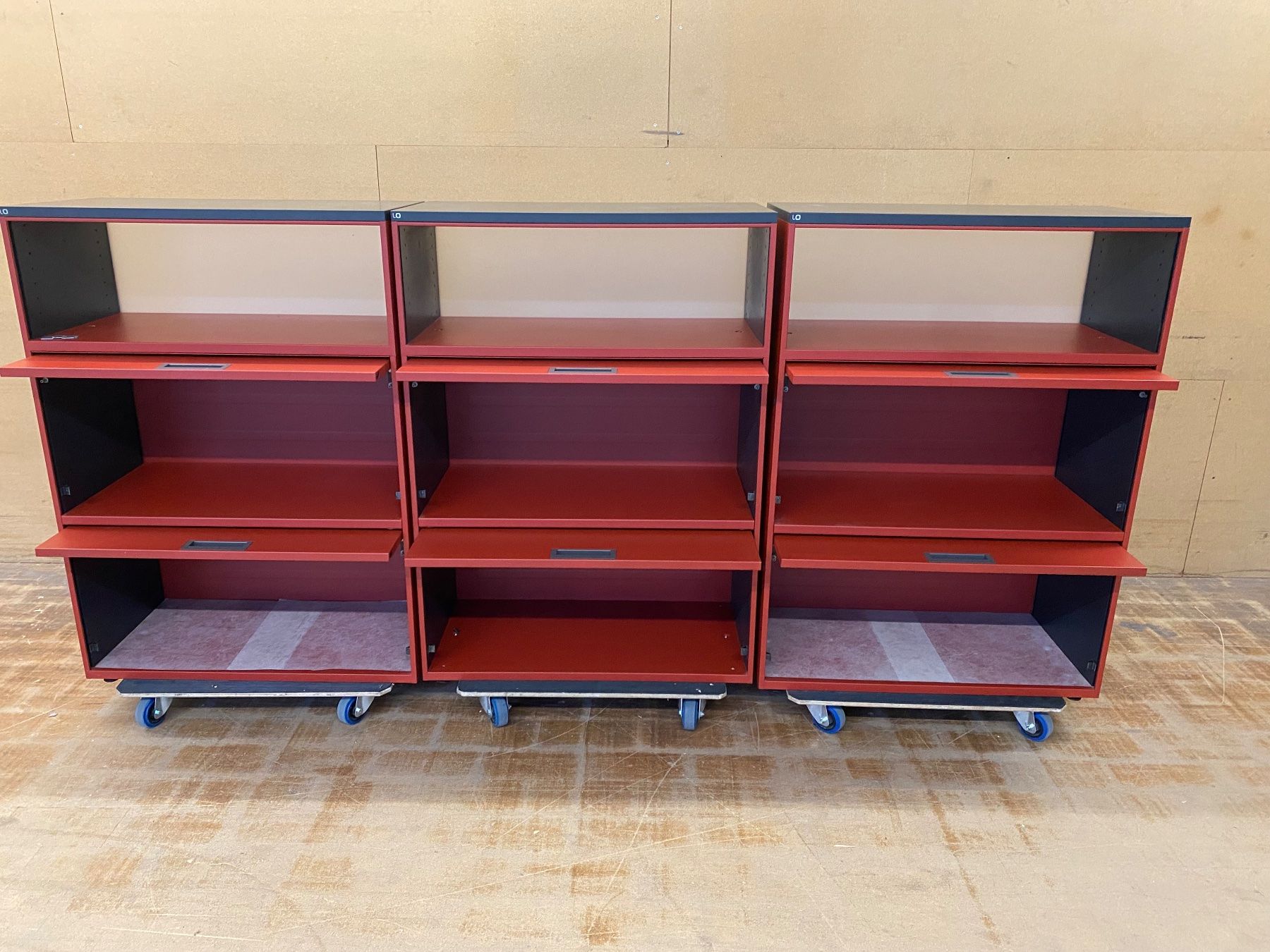 Scaffali: LO Qub rot mit Klappfächern gebraucht 3 Stück. – Usato da Gundetswil venduto da Annibale1 2