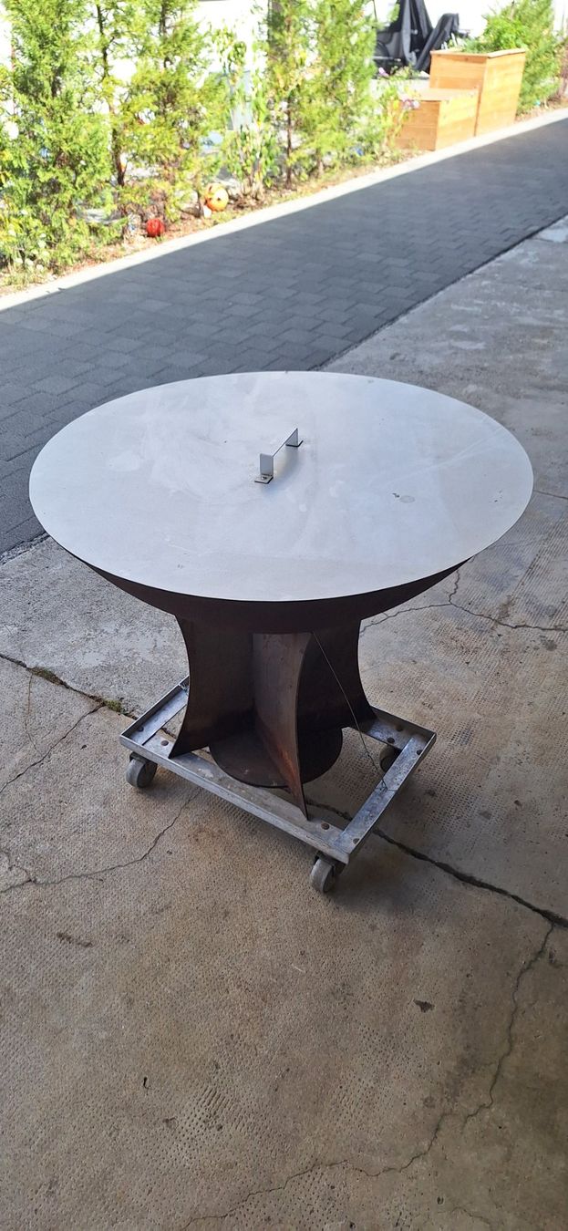 Cheminée d'extérieur: Feuerschale mit Aluminium Abdeckung . – D'occasion à Basel par Meggesflomi