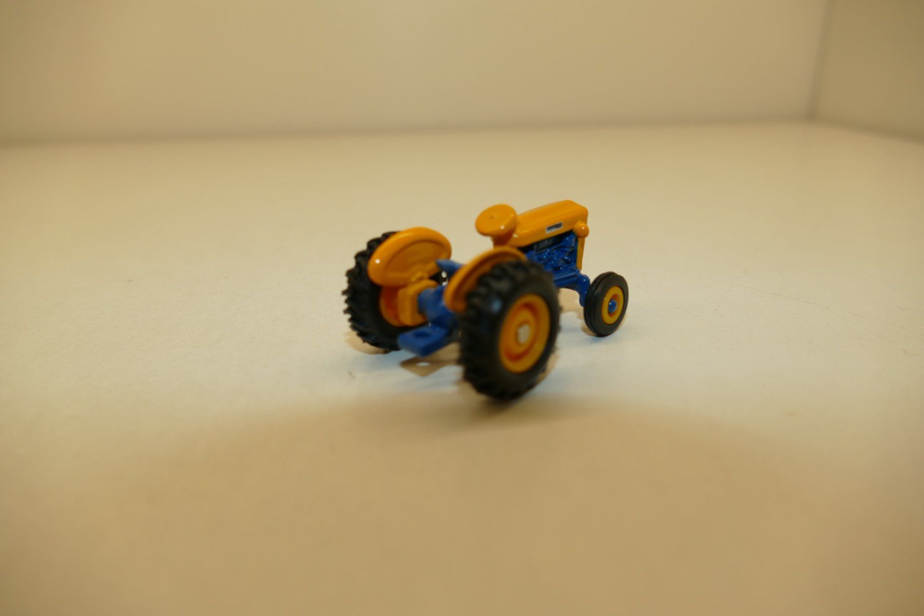Kit di modellismo & Modellini statici: ERTL Metallmodel: Traktor blau/gelb – Nuovo (secondo la descrizione) da Niederhasli venduto da rail-duerst 2