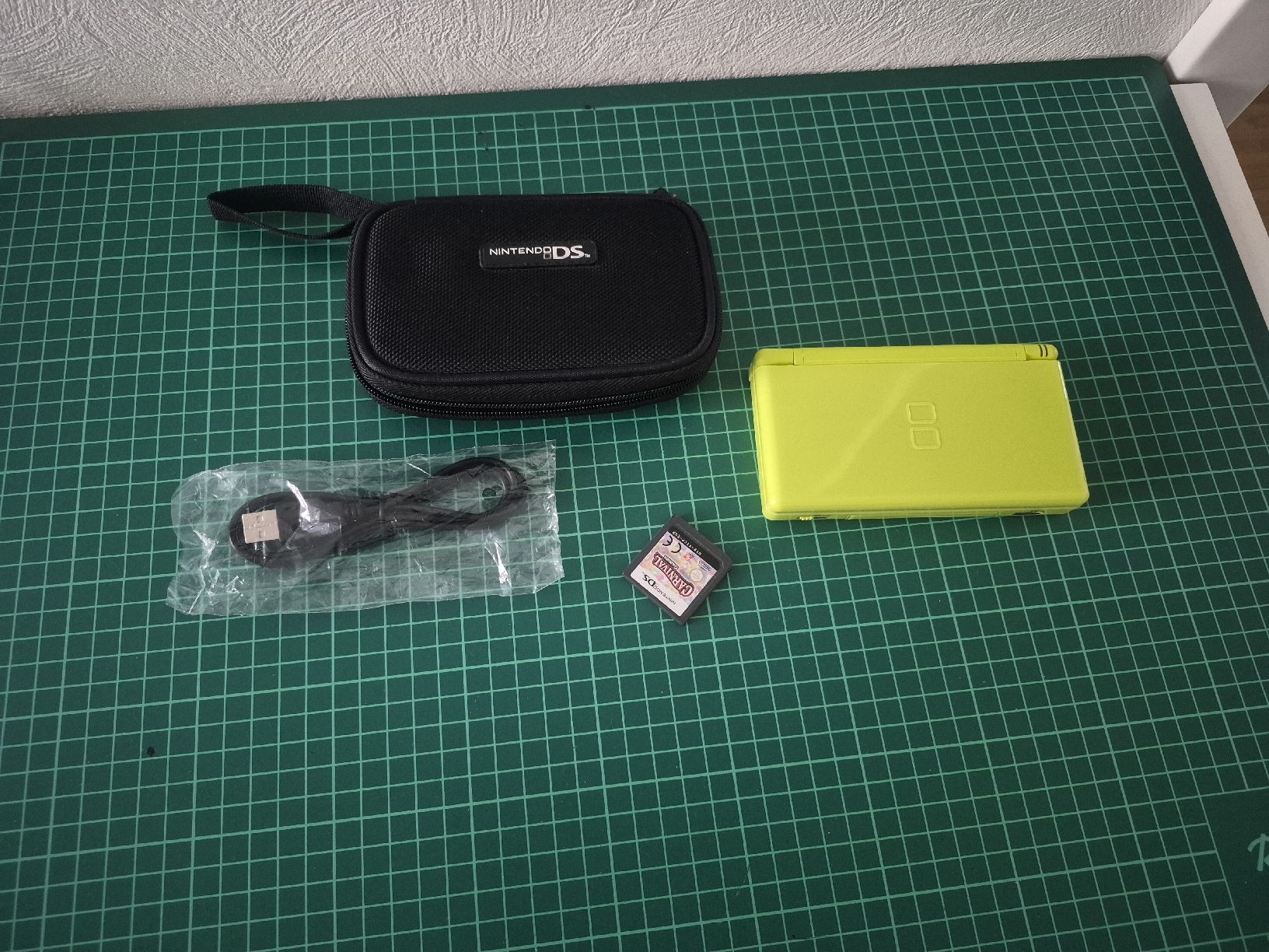 Nintendo Konsolen: Nintendo DS Lime Green - Includes Game, Charger and Case! – Gebraucht aus Meyrin von Retro-GZ