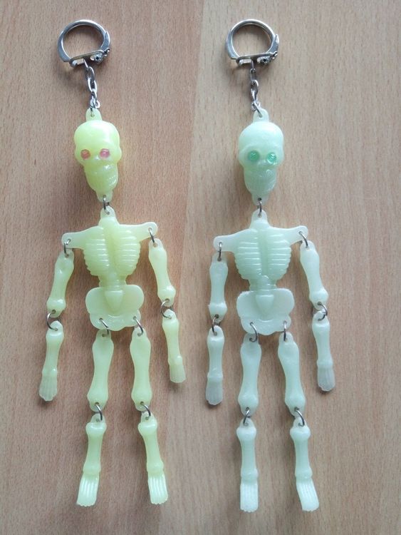 2 Schlüsselanhänger Skelett