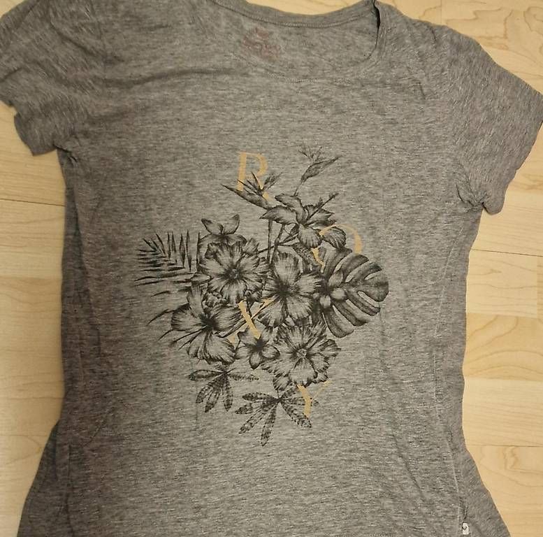 T-shirt: Roxy T-shirt  – Usato da Riehen venduto da Joloe