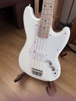 E-Bass Squier Bronco weiss guter Zustand mit Kabel
