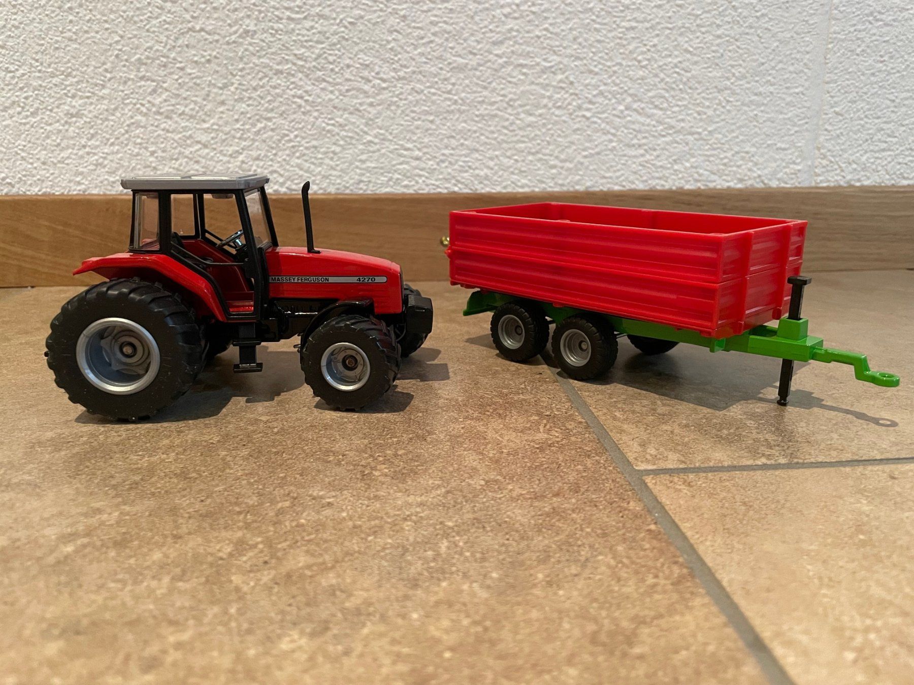 Massey Ferguson Trattori: SIKU Massey Ferguson 4270 mit Kipper – Nuovo e nell'imballaggio originale da Kreuzlingen venduto da Stefan1150 2
