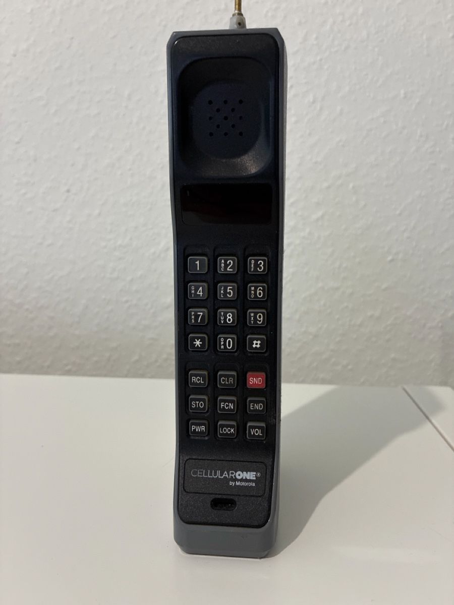 Handys / Smartphones: Retro cellphone – Defekt aus Genève von cve_5w2h