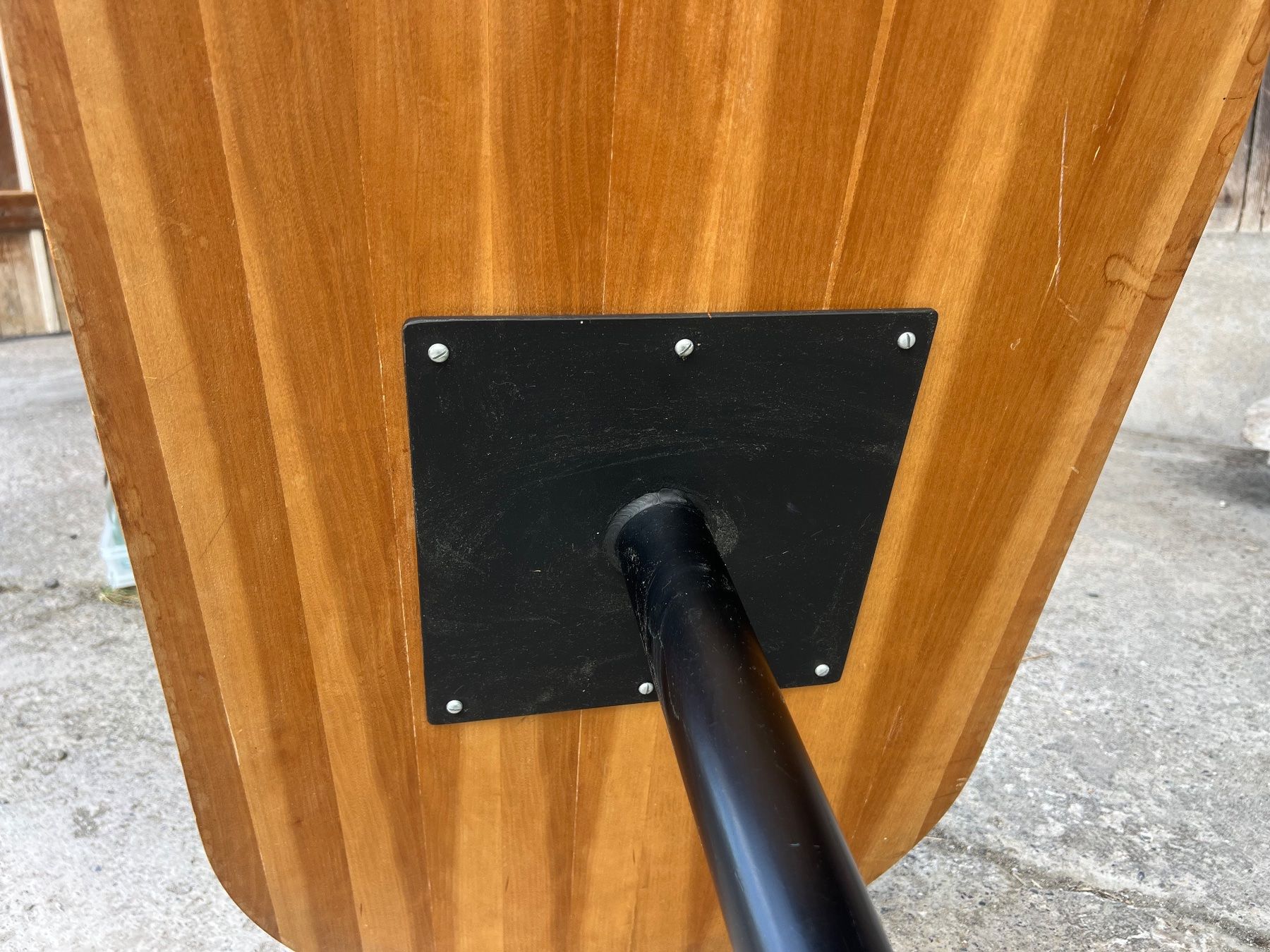 Tavoli: Ovaler Holztisch mit Metallfuss – Usato da Otelfingen venduto da Yossi-68 4
