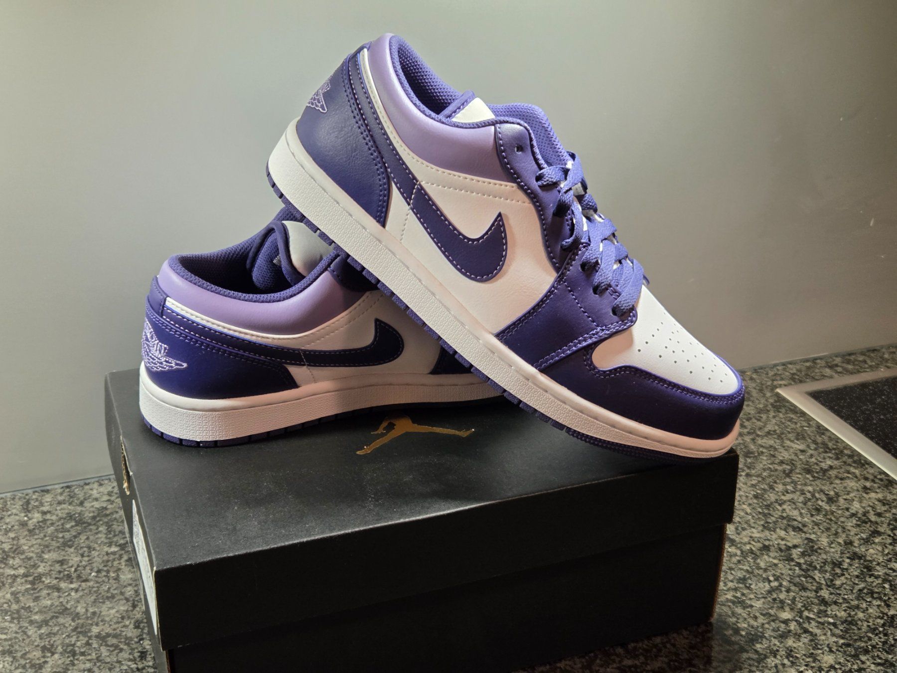 Nike Scarpe da uomo: Nike Air Jordan 1 Low Purple / Sky – Nuovo e nell'imballaggio originale da Busswil BE venduto da Stevevai