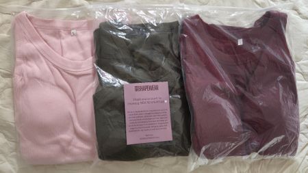 3 neue Ribbed Tank Tops mit eingebautem BH, Rundhalsausschni