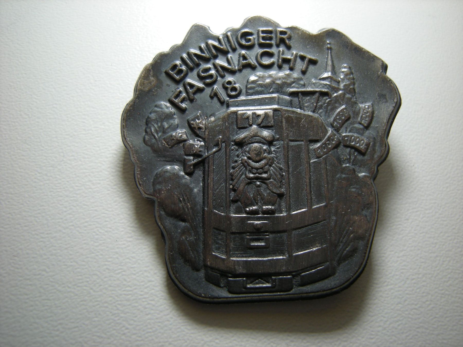 Placchette & Badge: FASNACHTSPLAKETTE BINNINGEN 2018 – Usato da Basel venduto da Ceebee62