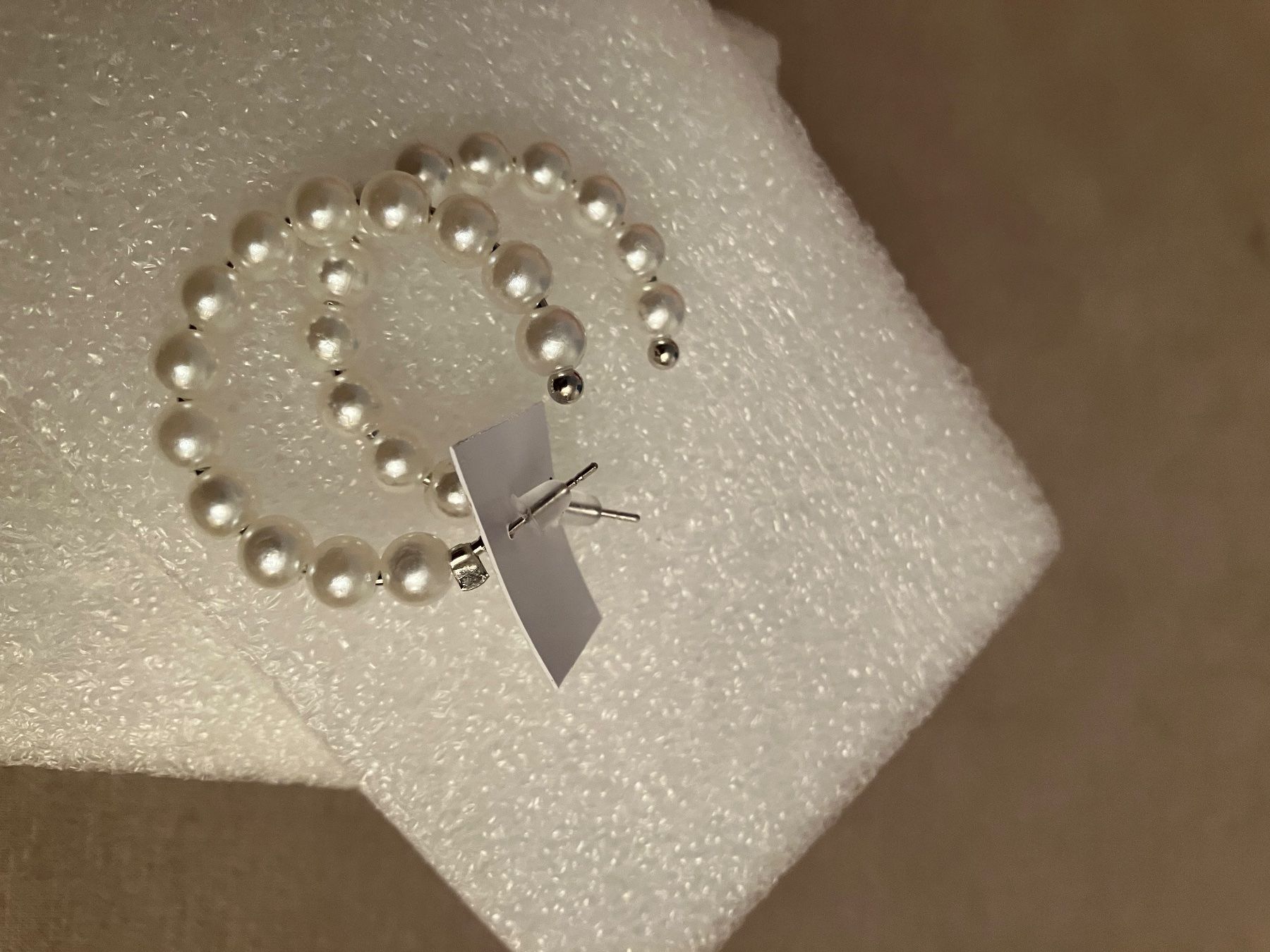 Orecchini pendenti & Orecchini a lobo: Hübsche c-förmige Creolen mit Imitationsperlen, D 3.5cm – Nuovo (secondo la descrizione) da Affoltern am Albis venduto da Dlotti 2