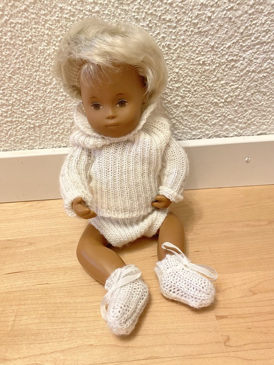 Sasha Morgenthaler Bambole: Sasha Baby in Originalkleidchen – Usato da Winterthur venduto da Sunshineandrain