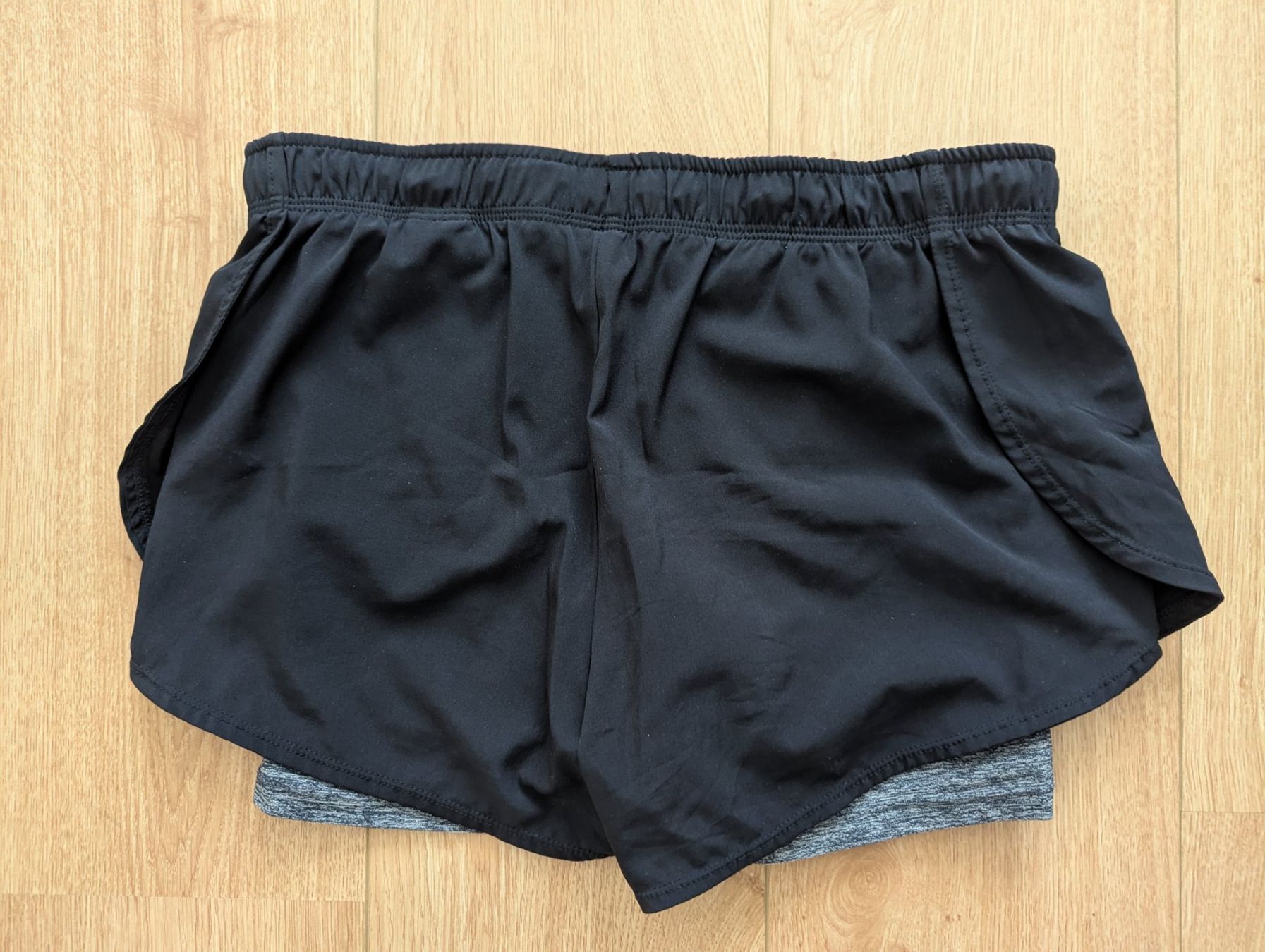 H&M Pantaloni: Kurze Sporthose von H&M Grösse 38 – Usato da Männedorf venduto da gooddeal123 1