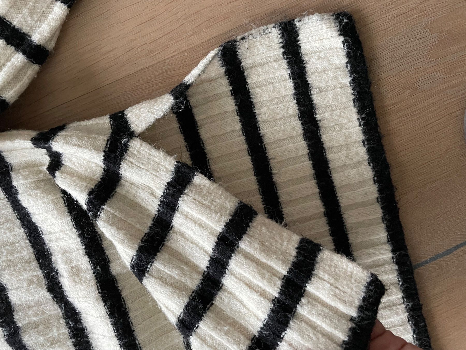 H&M Maglioni & Felpe: H&M Mama Ripped Pullover – Usato da Bern venduto da wit_9rjw 4