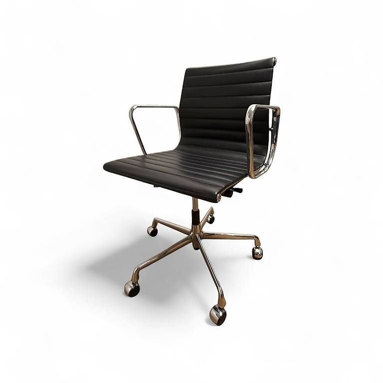 Stühle: Vitra Eames Aluchair EA 117 leder schwarz – Gebraucht aus Winterthur von style-and-design.zrh