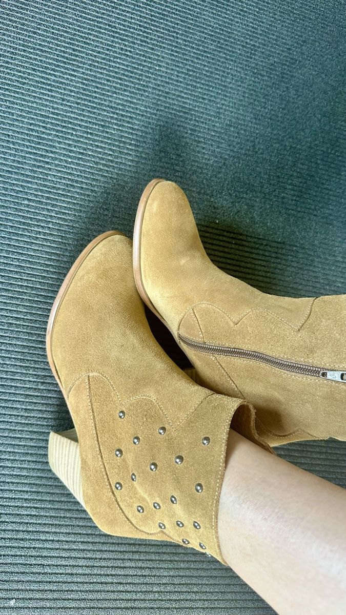 Nafnaf Scarpe da donna: Bottines cuir suède camel cloutées style western, taille 36 – Nuovo (secondo la descrizione) da Vuippens venduto da ale_6gkb