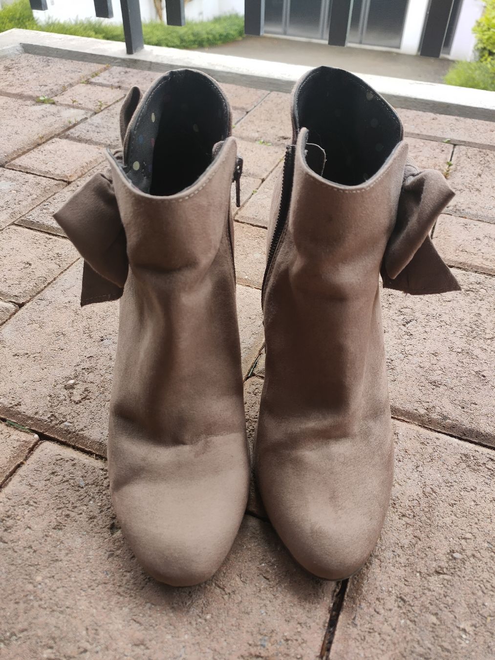 Scarpe da donna: Stiefeletten Wildlederimitat mit Schleife Gr.38 – Usato da Horgen venduto da Lulusa 2