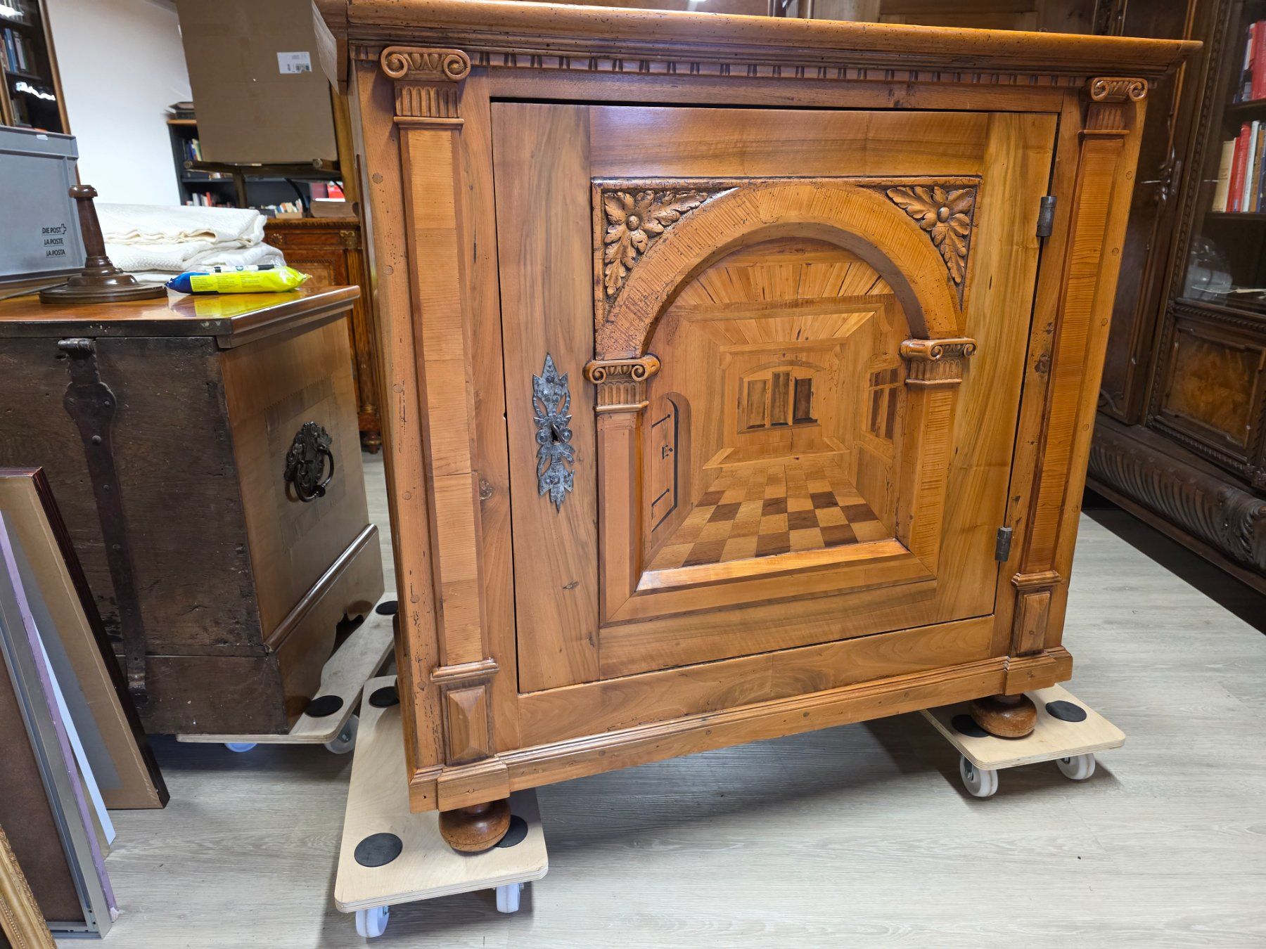 Cassettiere: antiker Intarsien Barock Holz Schrank Kommode – Usato da Walterswil BE venduto da Lonitti 2