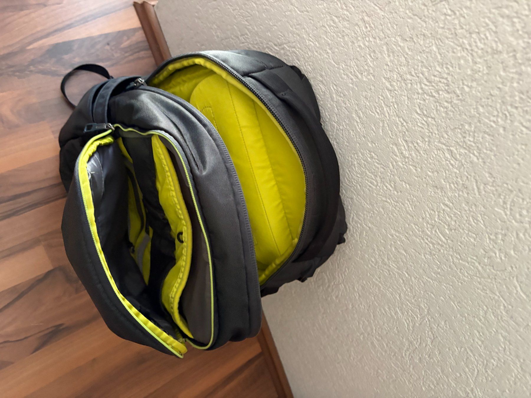 Zaini: Rucksack Thule schwarz mit gelbem Innenfutter gebraucht – Usato da Embrach venduto da lar_f6ws 1