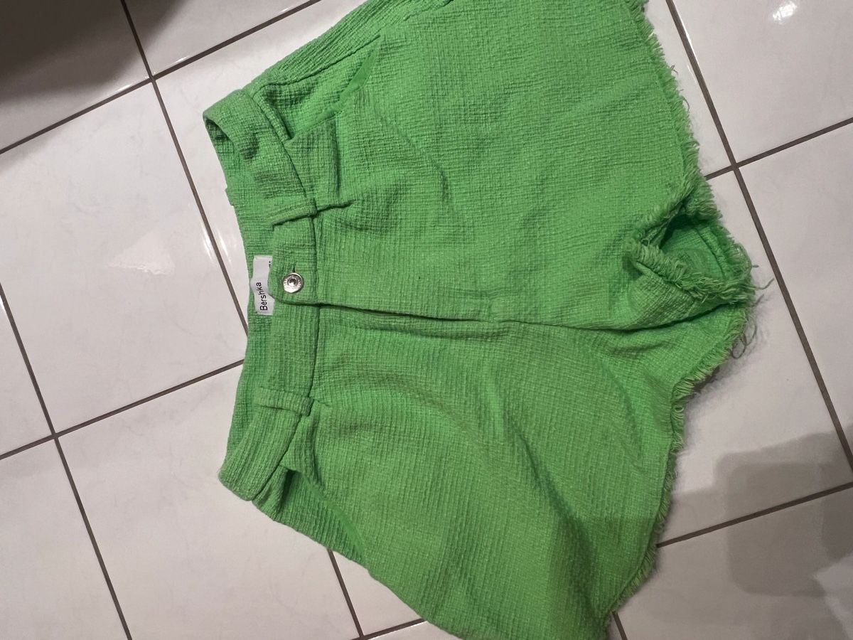 Bershka Pantaloni: Short Bershka vert, taille S – Usato da Hauterive NE venduto da Lipal 3