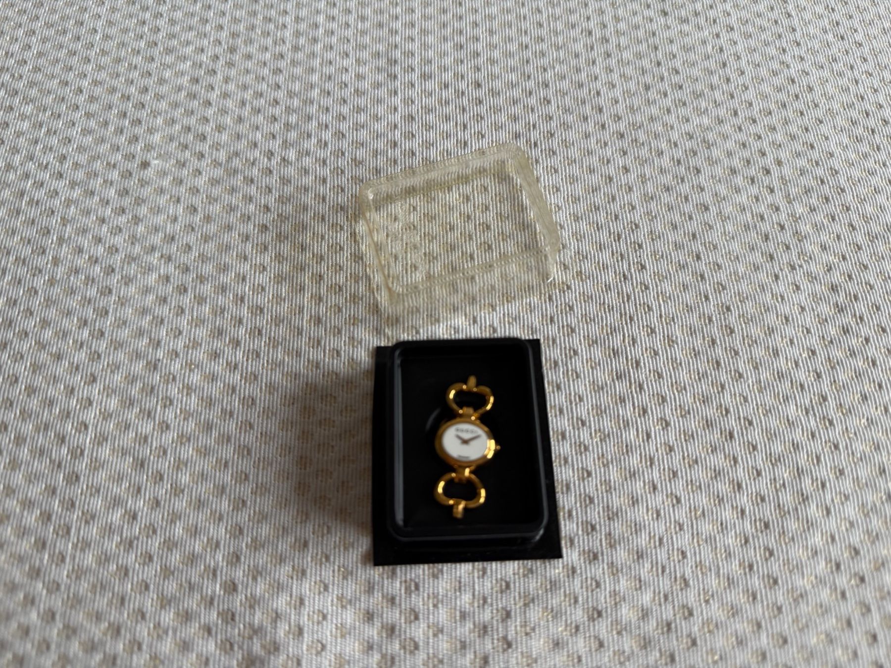 Plaquettes & Badges: Gucci - Arthus Bertrand - pin's – D'occasion à Sion par accroshoes 2