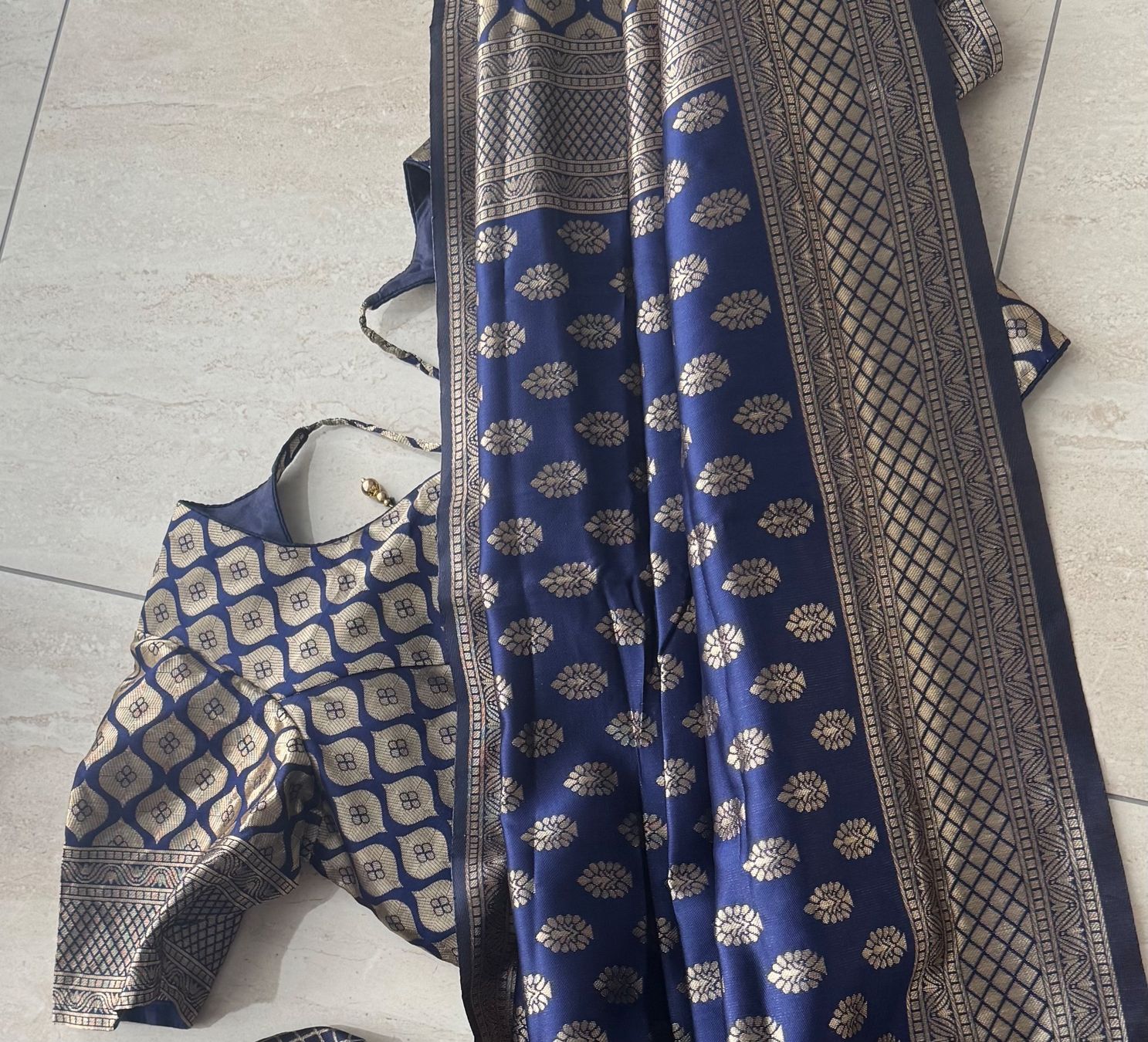 Robes: Saree in dunkelblau (neu) – Neuf avec emballage d'origine à Wichtrach par Alyasahana 1