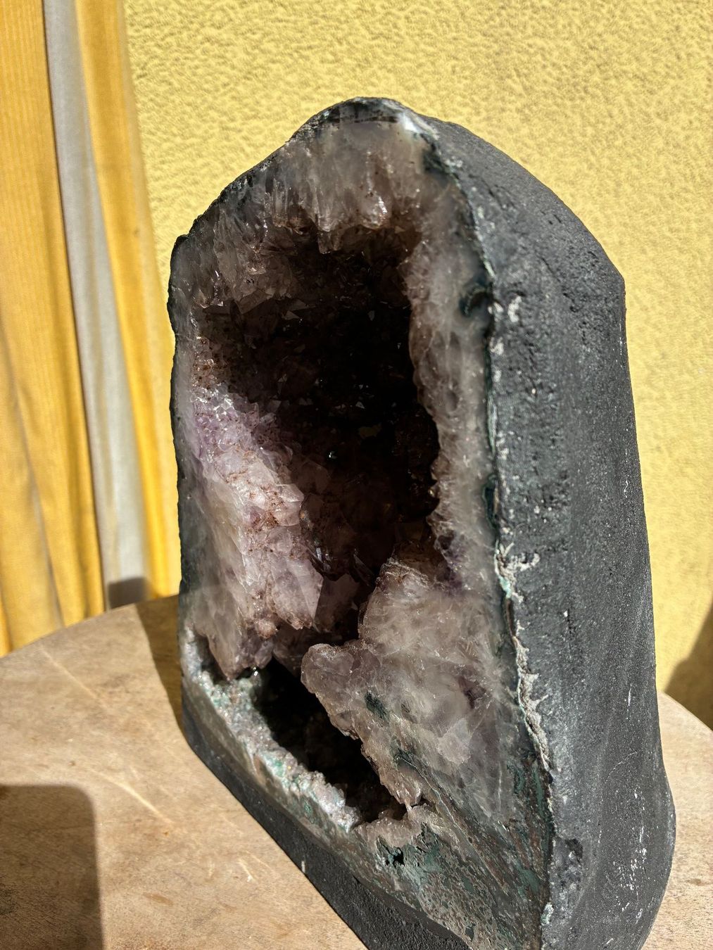 Minerali & Pietre curative: Amethyst Druse Geode 26 cm – Usato da Savosa venduto da Fransis 2