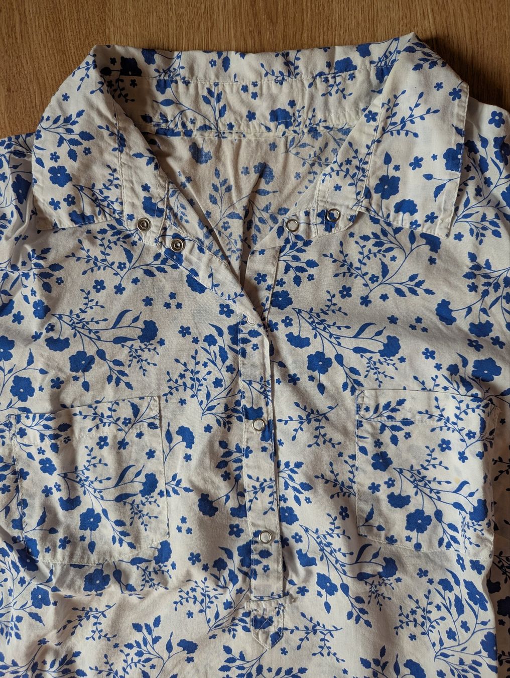 Blusen: Bluse weiss blau Blumenmuster Grösse 46 – Gebraucht aus Goldingen von YouAreMySunshine 2