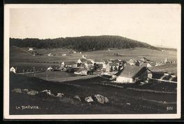 La Brévine, Teilansicht mit Strassenpar