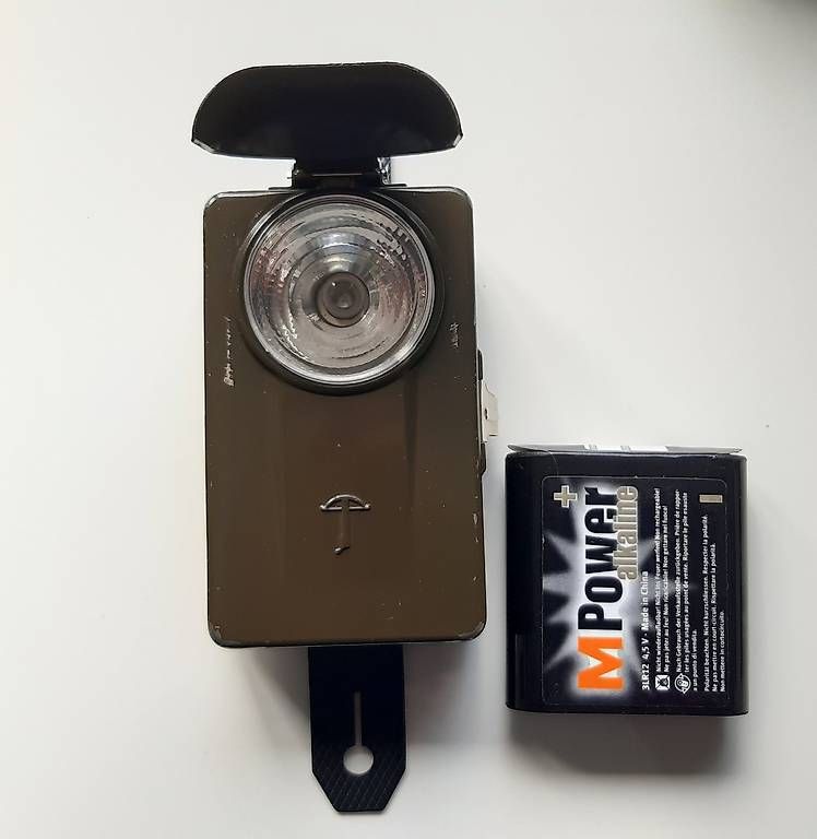Lampade: Taschenlampe Vintage Schweizer Armee – Usato da Schaan venduto da per685