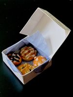 Dänisches Gebäck in Schachtel für die Puppenstube. NP 11.50.