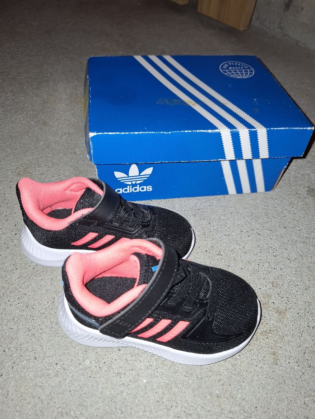 Adidas Schuhe für Jungen: Adidas Kinderschuhe Grösse 20 – Gebraucht aus Biel/Bienne von AvasTheGreatest 3