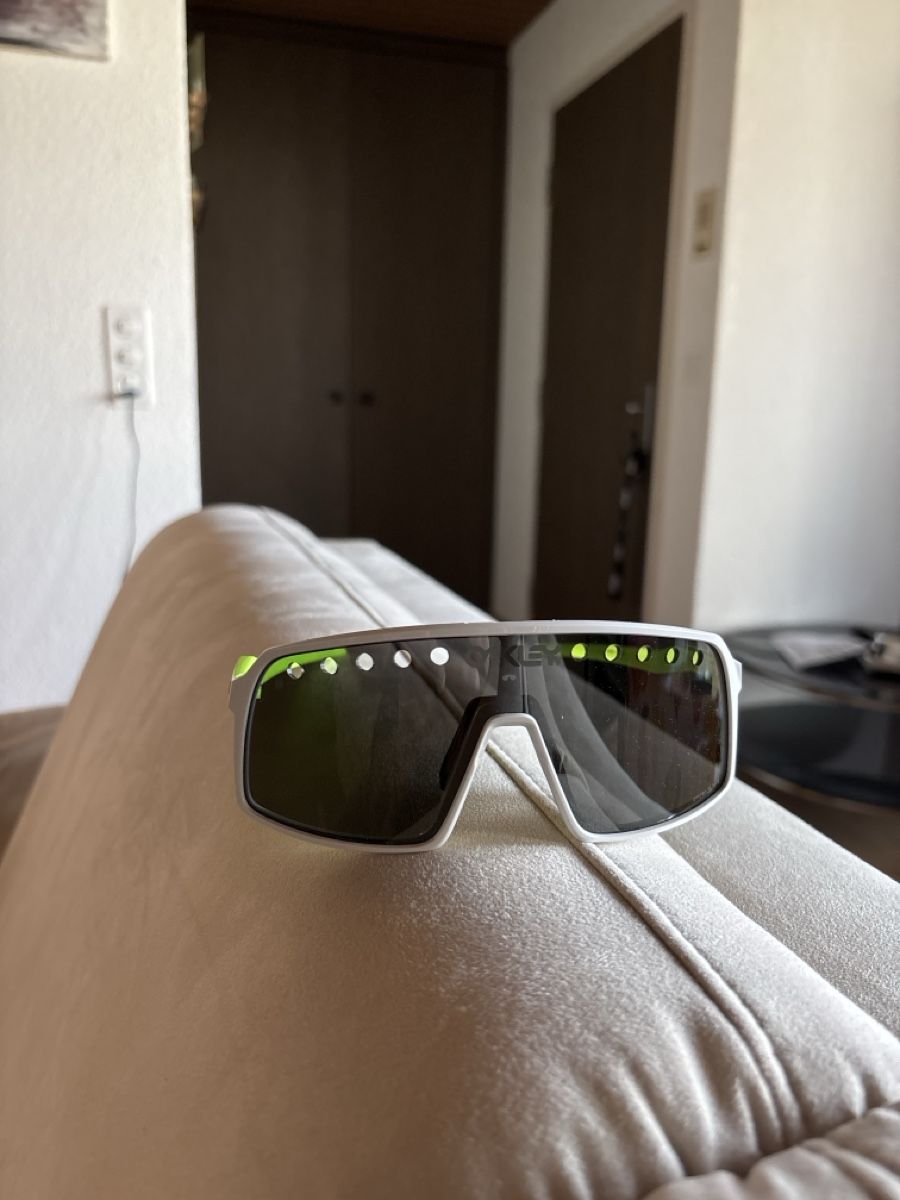 Lunettes & Verres: Occhiali da sole OAKLEY bianchi e verdi – Neuf (Voir description) à Hünenberg par ant_2mds 2
