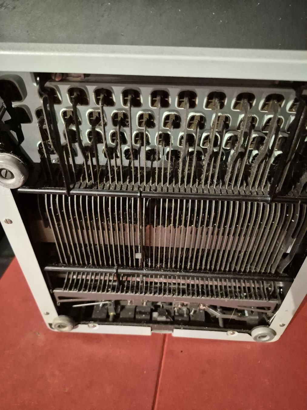 Hermès Macchine da scrivere: Machine à écrire Hermes 2000 vintage - Bureau Complet – Usato da Penthalaz venduto da yve_wsq8 1