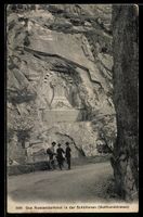 AK Schöllenen /Gotthardstrasse, Russendenkmal mit Besuchern