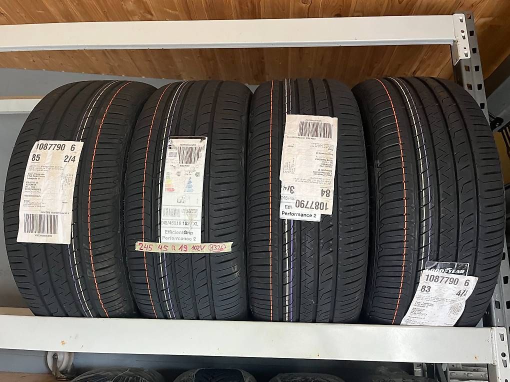 Pneumatici & Ruote complete: Sommer Pneus 245 45 R 19 102V  1326 – Usato da Heitenried venduto da Hbernmobil