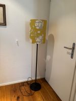 Stehlampe schwarz mit gelbem floralem Lampenschirm