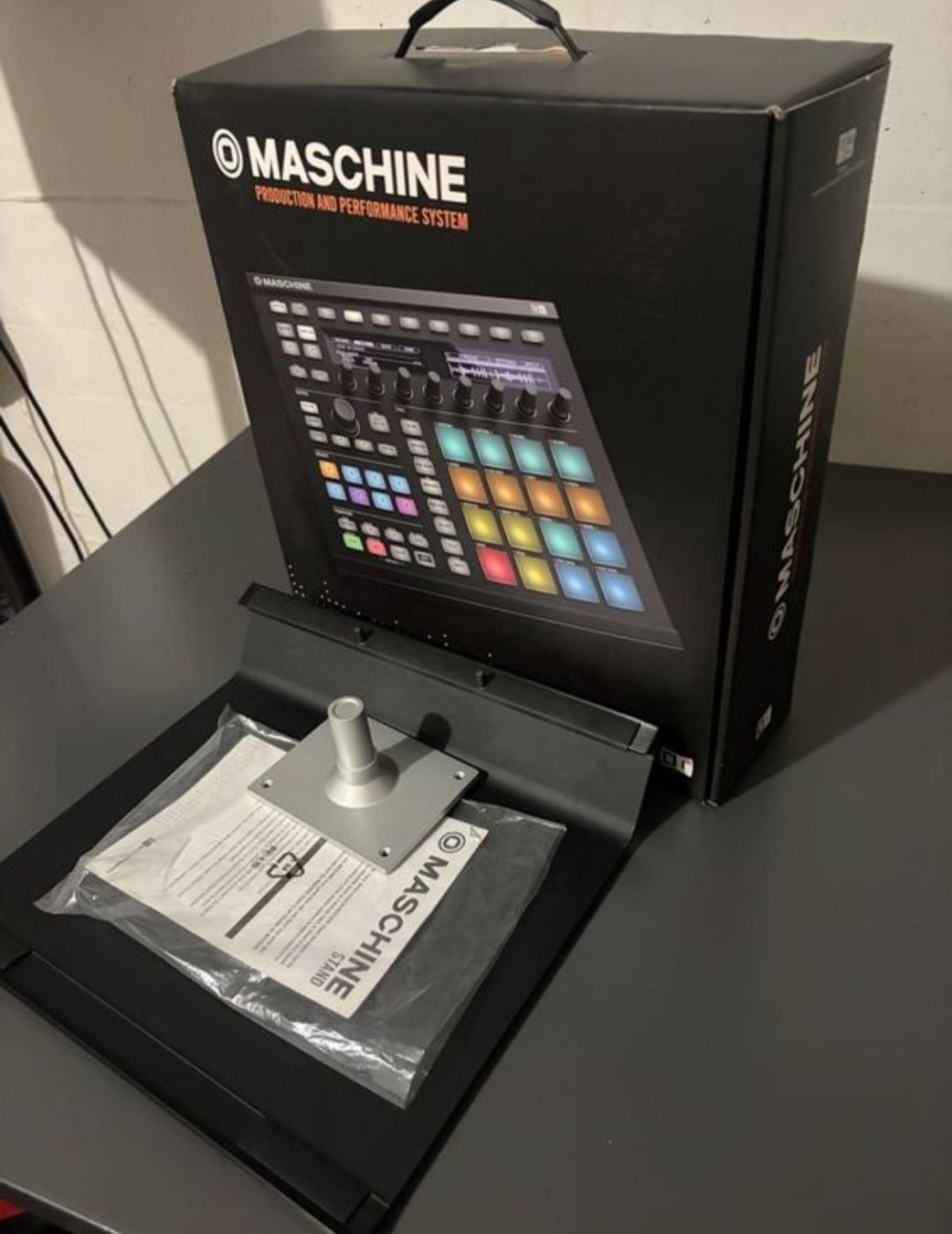 Native Instruments Musikinstrumente: Native Intstruments Maschine MK2 inkl. original Stand - Top! – Gebraucht aus Schaffhausen von dan_h6hm 6
