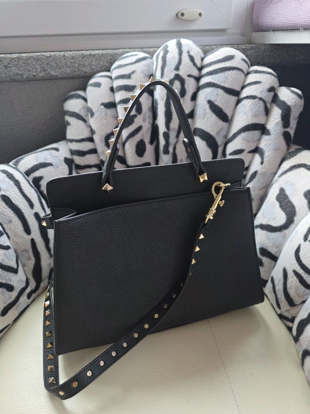 Borse da donna: super affare, borsa nera con borchie oro La Carrie – Usato da Gordola venduto da ang_7257 2